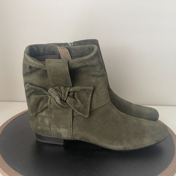 Vaneli Ankle Boots Suede Bow Design Women’s Size‎ 9.5 Slouch Peter Pan Green - Picture 1 of 13